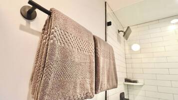 Dusche, Haartrockner, Handtücher