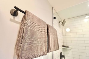 Shower, hair dryer, towels - The Fairfax Suite at Prince Street Inn (Alexandria)