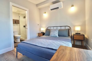 1 bedroom, desk, WiFi, bed sheets - The Fairfax Suite at Prince Street Inn (Alexandria)