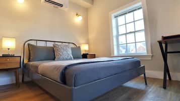 1 bedroom, desk, WiFi, bed sheets