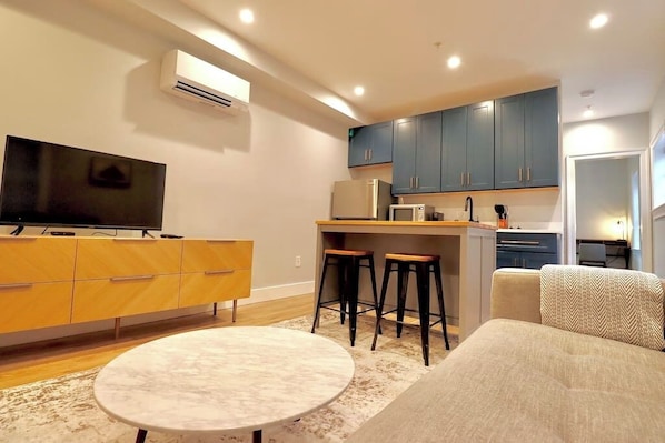 Flat-screen TV, streaming services, offices - The Fairfax Suite at Prince Street Inn (Alexandria)