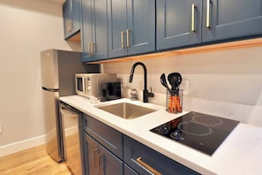 Full-size fridge, microwave, dishwasher, coffee/tea maker - The Fairfax Suite at Prince Street Inn (Alexandria)