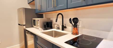 Full-sized fridge, microwave, dishwasher, coffee/tea maker