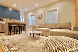 Flat-screen TV, streaming services, offices - The Fairfax Suite at Prince Street Inn (Alexandria)
