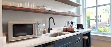 Refrigerador, microondas, lavavajillas y cafetera y tetera
