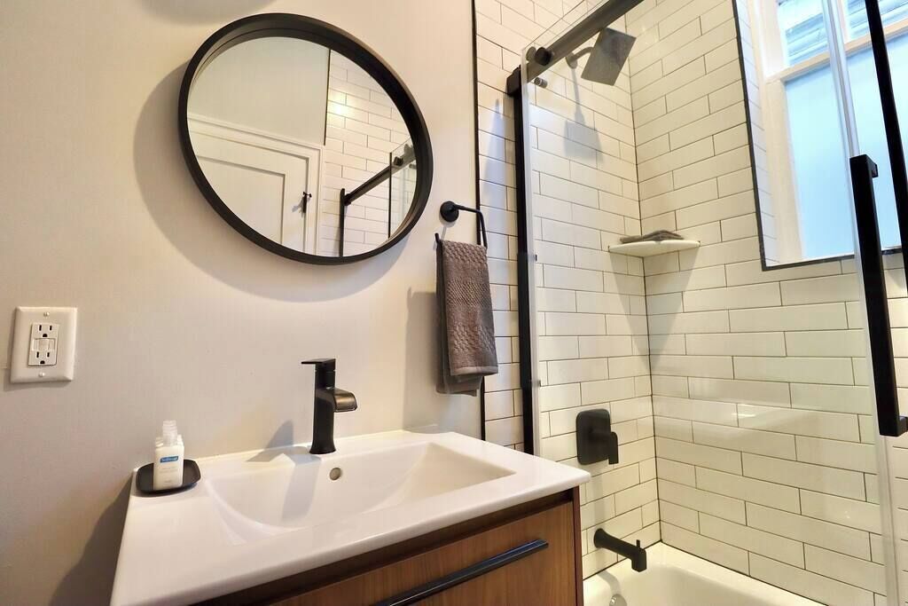 Bathtub, hair dryer, towels, shampoo
