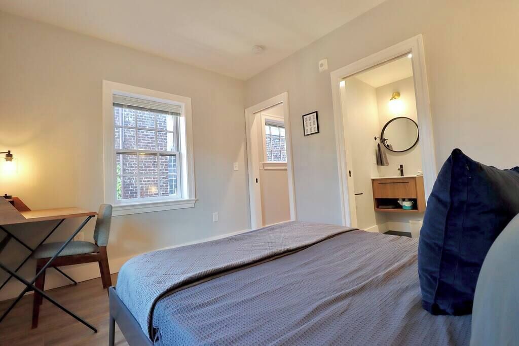 1 bedroom, desk, WiFi