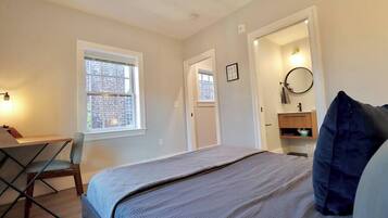 1 bedroom, desk, WiFi