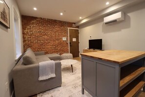 Una televisión de pantalla plana, servicios de streaming, una oficina
