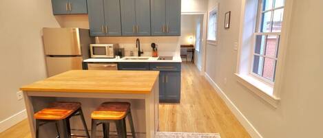 Full-sized fridge, microwave, dishwasher, cookware/dishes/utensils