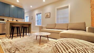 Televisión de pantalla plana, servicios de streaming y oficina