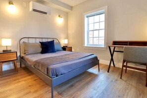 1 bedroom, desk, WiFi