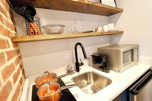Frigorífico, microondas, cafetera o tetera y utensilios de cocina
