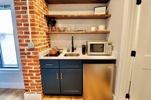 Fridge, microwave, coffee/tea maker, cookware/dishes/utensils - The Jefferson Suite at Prince Street Inn (Alexandria)