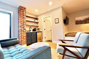 WiFi, bed sheets - The Jefferson Suite at Prince Street Inn (Alexandria)