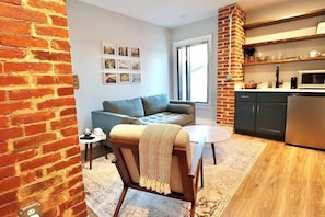 Living area - The Jefferson Suite at Prince Street Inn (Alexandria)