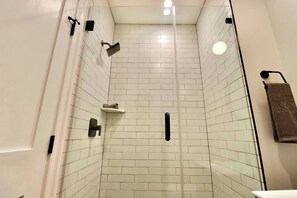 Shower, hair dryer, shampoo - The Jefferson Suite at Prince Street Inn (Alexandria)