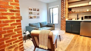 Televisión de pantalla plana, servicios de streaming y oficina