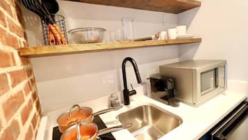 Refrigerador, microondas, cafetera y tetera y utensilios de cocina