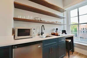 Fridge, microwave, coffee/tea maker, cookware/dishes/utensils - The Franklin Suite at Prince Street Inn (Alexandria)
