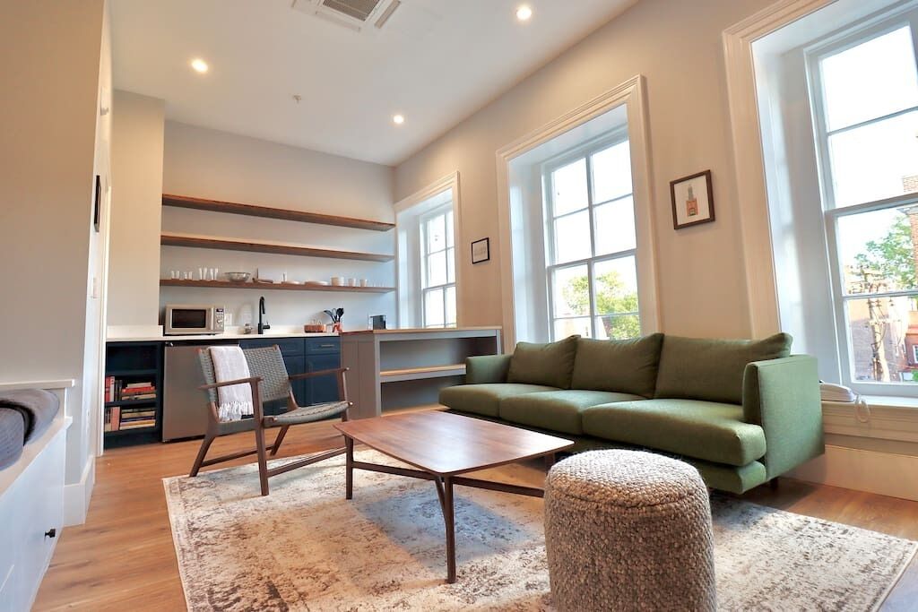 Televisión y oficina 