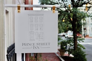 A sign for Prince Street Inn with a simple line drawing of a building and the name of the inn. - The Franklin Suite at Prince Street Inn (Alexandria)