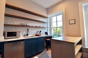 Refrigerador, microondas, cafetera/tetera, utensilios de cocina
