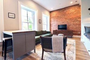 TV, offices - The Franklin Suite at Prince Street Inn (Alexandria)