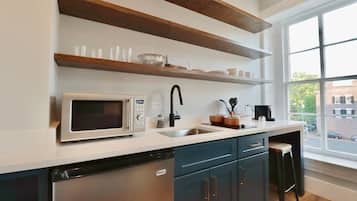 冷蔵庫、電子レンジ、コーヒー / ティーメーカー、調理器具と食器