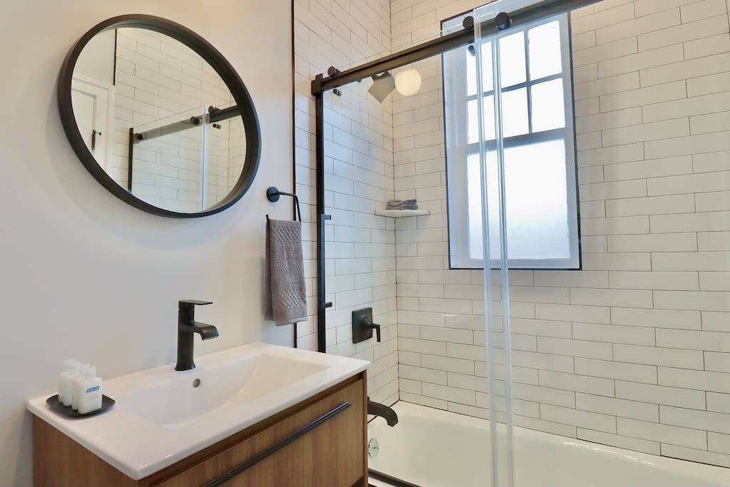 Tina, secadora de cabello, toallas 