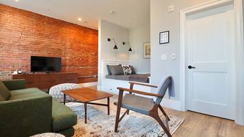 Una televisión, una oficina