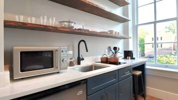 Frigorífico, microondas, cafetera o tetera y utensilios de cocina