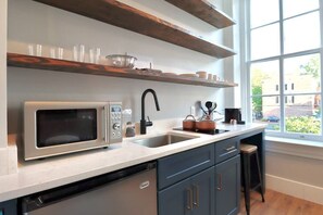 Kylskåp, mikrovågsugn, kaffe- och tebryggare och grytor/köksredskap