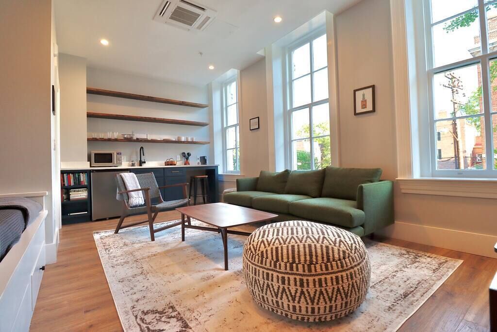 Una televisión, una oficina