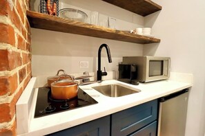 Frigorífic, microones, placa de cuina i cafetera i tetera 