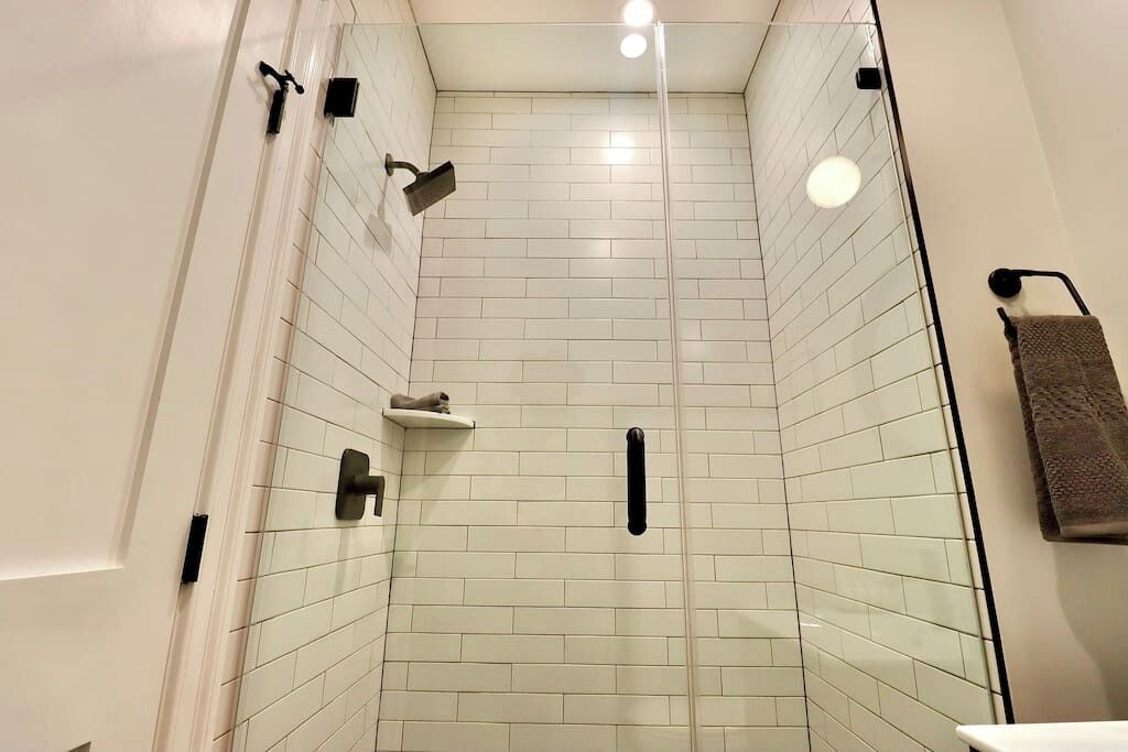 Shower, hair dryer, towels, shampoo