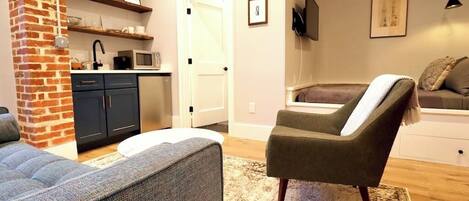 Télévision à écran plat, services de streaming, espaces bureaux