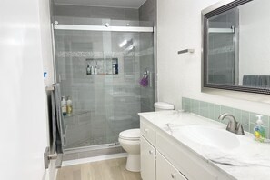 Shower, hair dryer, towels, soap - Texas Grand Slam Spa (City-by-the Sea)