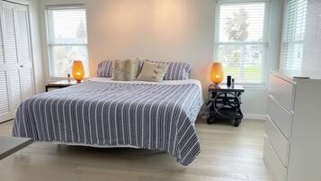 3 bedrooms, desk, iron/ironing board, travel crib