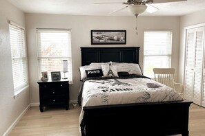 3 bedrooms, desk, iron/ironing board, travel cot