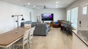 Smart TV, Netflix, streaming services, computer monitors