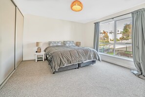 3 bedrooms, bed sheets - Indulge yourself in the luxury of this newly built coastal holiday home... (Bridport)