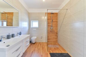 Shower, hair dryer, towels