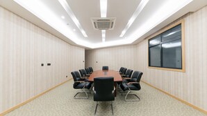 A conference room with a long table, black chairs, and a large window. - Ji Hotel Shanghai Zhangjiang Branch (Shanghai)