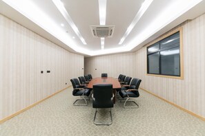 A conference room with a long table, black chairs, and a large window. - Ji Hotel Shanghai Zhangjiang Branch (Shanghai)