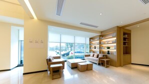 Ein modernes Interieur mit einer Couch, einem Couchtisch und Bücherregalen.