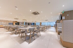 A spacious dining area with multiple tables and chairs, a modern ceiling design, and a large window providing natural light. - Ji Hotel Shanghai Zhangjiang Branch (Shanghai)