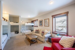 4 Schlafzimmer, Schreibtisch, Bügeleisen/Bügelbrett, Reisekinderbett