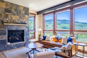 Smart-TV, Kamin, Bücher