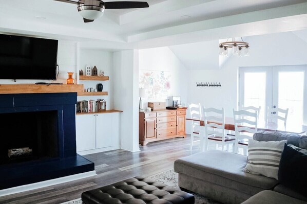 Smart TV, DVD player, livros